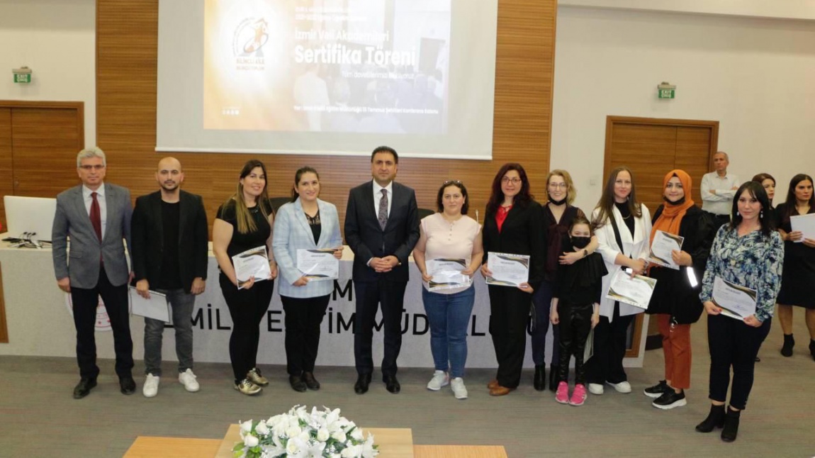  İzmir İl Milli Eğitim Müdürlüğü 'Veli Akademileri Sertifika Töreni' Yapıldı